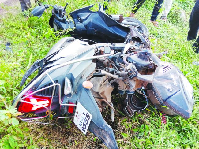   ಮಧುರಖಂಡಿ ಗ್ರಾಮದ ಬಳಿ ರಸ್ತೆ ಅಪಘಾತ 