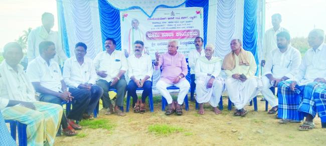  ಕದಮಂಡಲಗಿ ರಸ್ತೆ ನಿರ್ಮಾಣ ಕಾಮಗಾರಿಗೆ ಭೂಮಿ ಪೂಜೆ 