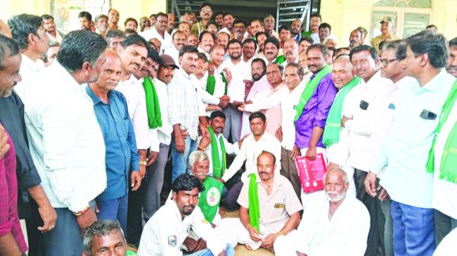  ಬೆಳೆಪರಿಹಾರ ವಿಮಾ ಹಣ ಬಿಡುಗಡೆಗೆ ಒತ್ತಾಯಿಸಿ ರೈತರ ಪ್ರತಿಭಟನೆ 