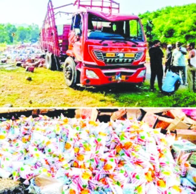 ಪಾಮ್ ಎಣ್ಣೆ ತುಂಬಿದ ಲಾರಿ ಪಲ್ಟಿ: ಚಾಲಕ- ಕ್ಲೀನರ್ ಪಾರು 