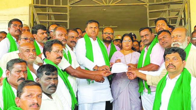    ಪ್ರಕೃತಿ ವಿಕೋಪದಿಂದಾಗಿ ರೈತರು ಬೆಳೆದ ಸಂಪೂರ್ಣ ಬೆಳೆ ಹಾನಿ ಬೈಕ ಮೂಲಕ ಮಿನಿ ವಿಧಾನ ಸೌಧಕ್ಕೆ ತೆರಳಿ ತಹಶಿಲ್ದಾರ ಕೀರ್ತಿ ಚಾಲಕವರಿಗೆ ಶನಿವಾರ ಸರ್ಕಾರಕ್ಕೆ ಸಲ್ಲಿಸಿದರು 