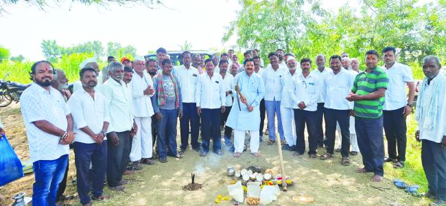 ರಸ್ತೆ ಖಡೀಕರಣ ಕಾಮಗಾರಿಗೆ ಶಾಸಕ ಐಹೊಳೆ ಭೂಮಿಪೂಜೆ 