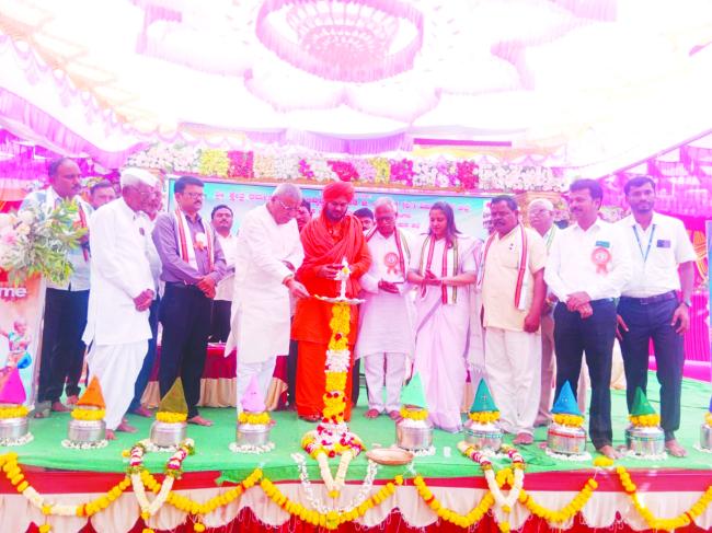 ಜೈನ್ ಸಮಾಜದಲ್ಲಿ ಹುಟ್ಟಿದ ದಿನದಿಂದ ಸಾಯುವವರೆಗೆ ಪಂಡಿತರ ಪಾತ್ರ ಬಹಳ ಮಹತ್ವದ್ದಿದೆ ಎಂದು ಇಂಡಿಯ ಚಂದ್ರಕಾಂತ ಉಪಾಧ್ಯೆ ಹೇಳಿದರು.