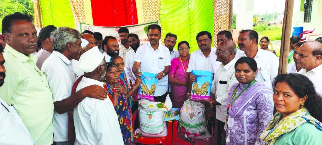 ಸರ್ಕಾರ ರೈತರ ಬಗ್ಗೆ ಹೆಚ್ಚಿನ ಕಾಳಜಿ ವಹಿಸಬೇಕು: ಹಿಂಗಾರು ಬಿತ್ತನೆ ಬೀಜ ಕೊರತೆಯಾಗದಿರಲಿ   ಹಿಂಗಾರು ಹಂಗಾಮಿನ ಬಿತ್ತನೆ ಬೀಜ ವಿತರಣೆಗೆ ಚಾಲನೆ 