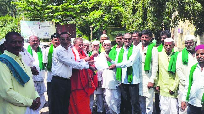 ಸಮೀಕ್ಷೆ ನೆಪದಲ್ಲಿ ಪರಿಹಾರ ನೀಡದೆ ರೈತರನ್ನು ಹಾಳು ಮಾಡುತ್ತಿರುವ ರಾಜ್ಯ ಸರ್ಕಾರದ ಧೋರಣೆ ಖಂಡಿಸಿ ಪ್ರತಿಭಟನೆ 