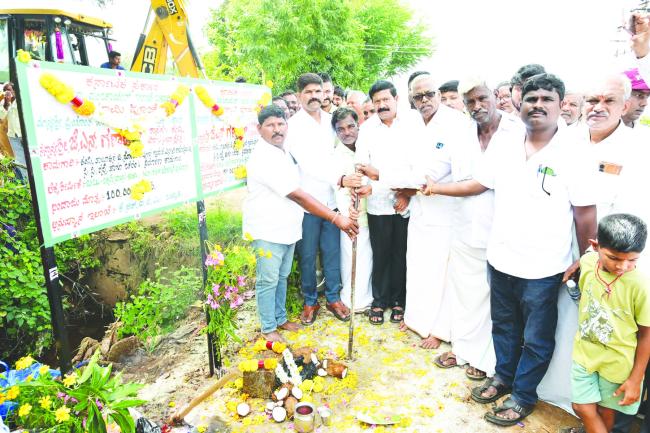 ಸಿಸಿ ರಸ್ತೆ ಮತ್ತು ಚರಂಡಿ ಕಾಮಗಾರಿಗೆ ಶಾಸಕ ಜೆ.ಎನ್‌.ಗಣೇಶ ಶಂಕುಸ್ಥಾಪನೆ