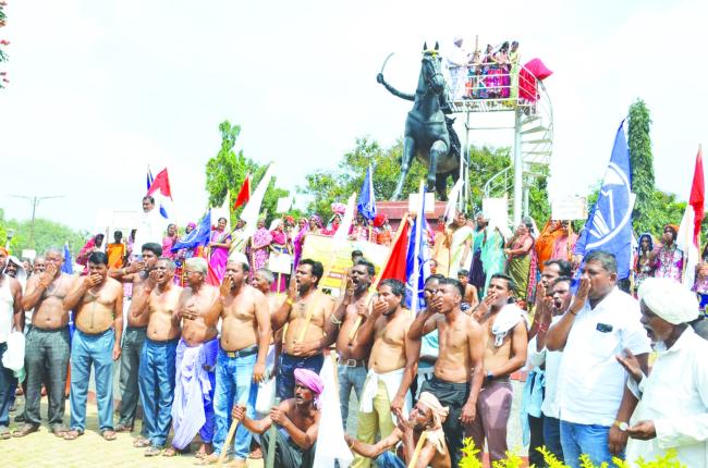  10ನೇ ದಿನದತ್ತ ಅಹೋರಾತ್ರಿ ಧರಣಿ ಅವೈಜ್ಞಾನಿಕ ಒಳಮೀಸಲಾತಿ ವರ್ಗೀಕರಣ ವಿರೋಧಿಸಿ ಅರೆಬೆತ್ತಲೆ ಮೆರವಣಿಗೆ 