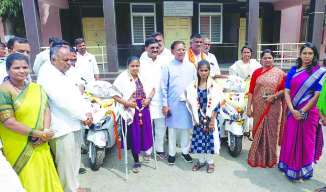 ವಿಕಲಚೇತನರಿಗೆ ತ್ರಿಚಕ್ರ ವಾಹನ ವಿತರಣೆ 