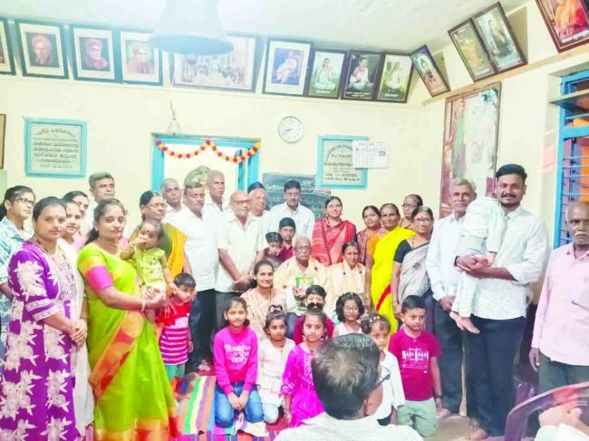 ಜಗತ್ತಿನಲ್ಲಿ ತಂದೆ ತಾಯಿಗೆ ಅತ್ಯಂತ ಶ್ರೇಷ್ಠ ಸ್ಥಾನ: ಯಳಗೇರಿ 