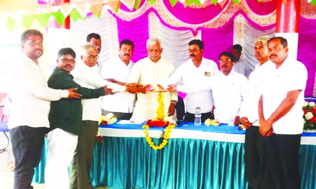  ಅಂಗನವಾಡಿ ಕೇಂದ್ರ ಮತ್ತು ಅಂಬೇಡ್ಕರ್ ಕಾಲೋನಿ ಸಿ ಸಿ ರಸ್ತೆ ನಿರ್ಮಾಣ ವಿವಿಧ ಕಾಮಗಾರಿಗಳ ಚಾಲನೆ