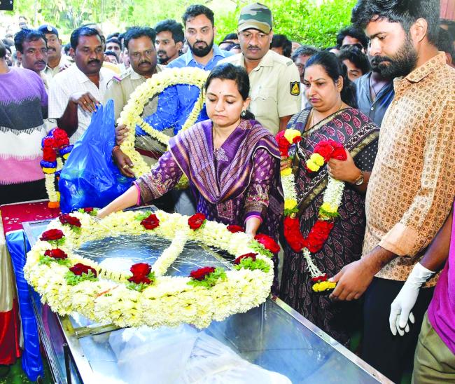 ಧಾರವಾಡ ರಂಗಾಯಣ ನಿರ್ದೇಶಕ ದಿ. ರಾಜು ತಾಳಿಕೋಟಿ ಅವರ    ಪಾರ್ಥಿವ ಶರೀರದ ಅಂತಿಮ ದರ್ಶನ  