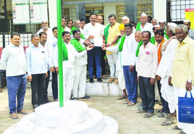 ಜಂಟಿ ಸಮೀಕ್ಷೆ ಮಾಡುವುದು ಅವಶ್ಯಕತೆ ಇಲ್ಲ ಪ್ರತಿ ಎಕರೆಗೆ 50,000 ಪರಿಹಾರ ಕೊಡುವಂತೆ ಆಗ್ರಹ  