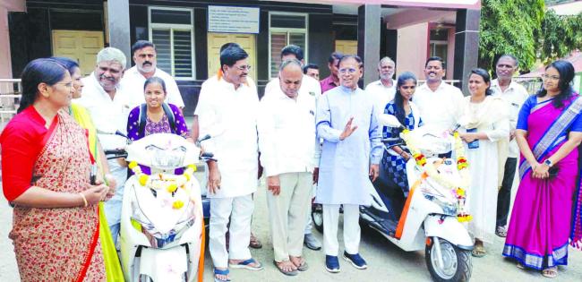 ತ್ರಿ ಚಕ್ರವಾಹನ ವಿತರಣೆ 