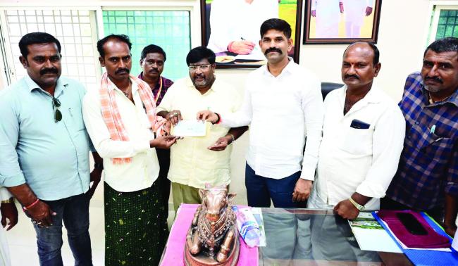 ಮೃತ ಹಮಾಲಿ ಕುಟುಂಬಕ್ಕೆ 25 ಸಾವಿರ ರೂ. ಚೆಕ್ ವಿತರಣೆ 