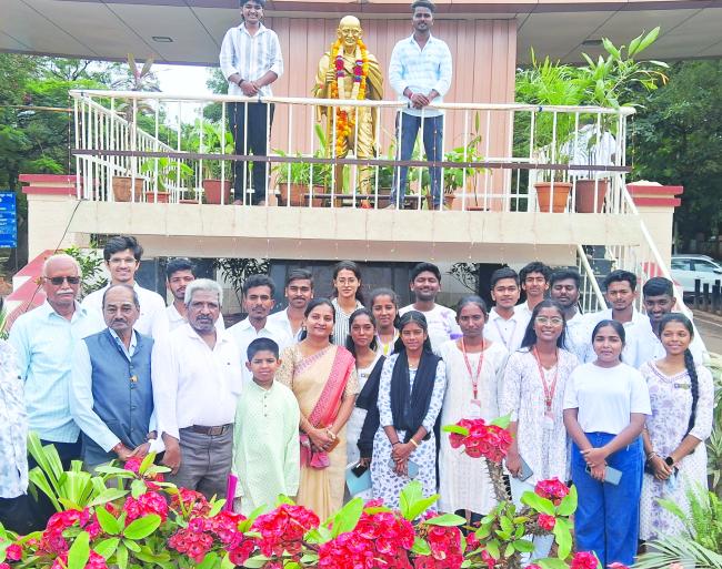 ಮಹಾತ್ಮ ಗಾಂಧಿಜಿ ಪ್ರತಿಮೆಗೆ ಮಾಲಾರೆ​‍್ಣ 