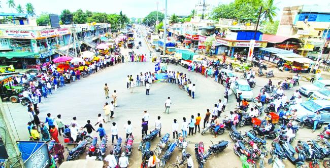 ಬ್ಲಾಕ್ ಯುತ ಕಾಂಗ್ರೆಸ್ ನಿಂದ ಮಾನವ ಸರಪಳಿ ನಿರ್ಮಿಸಿ ಪ್ರತಿಭಟನೆ