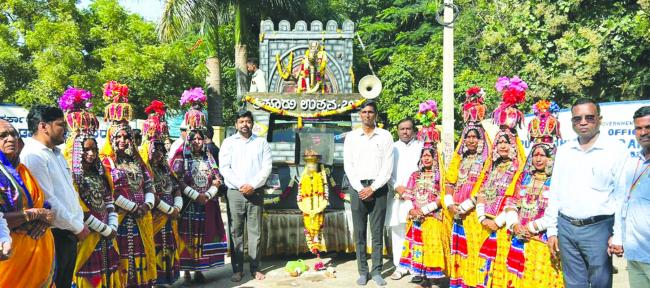 ಕಿತ್ತೂರು ರಾಣಿ ಚೆನ್ನಮ್ಮ ವಿಜಯಜ್ಯೋತಿ ಯಾತ್ರೆಗೆ ಜಿಲ್ಲಾಡಳಿತದಿಂದ  ಸ್ವಾಗತ: ಬೀಳ್ಕೊಡುಗೆ