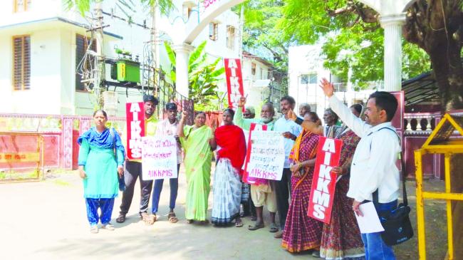 ರೈತರ ಭೂಮಿಯನ್ನು ಕಸಿದುಕೂಳ್ಳುತ್ತಿರುವುದನ್ನು ವಿರೋದಿಸಿ ಜಿಲ್ಲಾಧಿಕಾರಿ ಕಚೇರಿ ಎದರು ಪ್ರತಿಭಟನೆ  