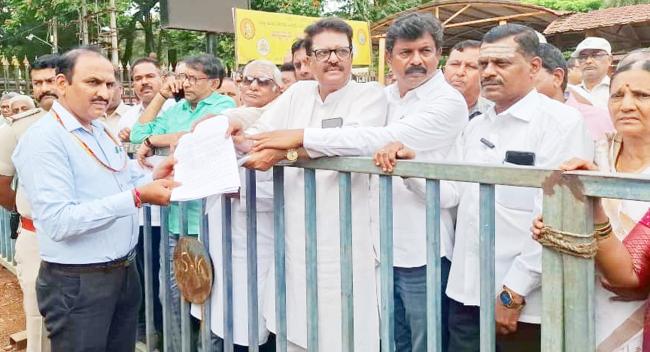 ಕನ್ನೇರಿ ಸ್ವಾಮಿಜಿಗಳಿಗೆ ಕರ್ನಾಟಕ  ಪ್ರವೇಶಿಸದಂತೆ ನಿರ್ಬಂಧ ಹೇರಲು ಒತ್ತಾಯ