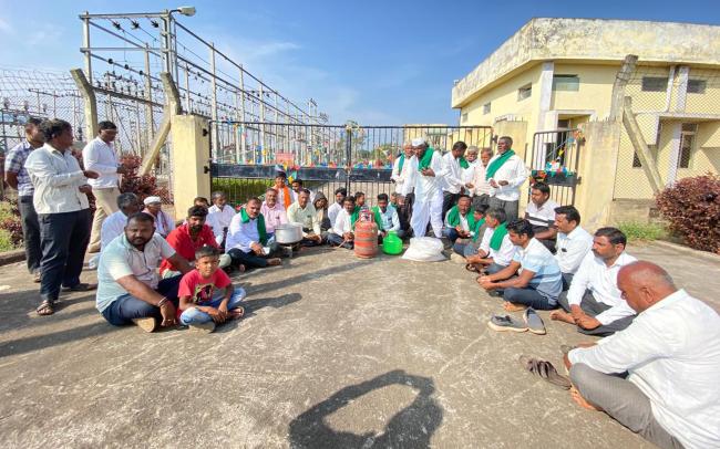 ನಾಗರಮುನ್ನೋಳಿ ಗ್ರಾಮಲ್ಲಿ ಹೆಸ್ಕಾಮ ಕಛೇರಿಗೆ ಮುತ್ತಿಗೆ ವರದಿ - ಎಂ.ಬಿ. ಘಸ್ತಿ  