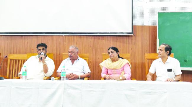 ಮೆಡಿಕಲ್ ಕಾಲೇಜು ನಿರ್ದೇಶಕಿ ,ವೈದ್ಯರ ಜೊತೆ ಶಾಸಕ ಹಾಗೂ ಎಂಎಲ್ಸಿ ತುರ್ತು ಸಭೆ : ಮುಂಜಾಗ್ರತೆಗೆ  ಸೂಚನೆ 