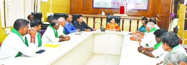 ಕಬ್ಬು ಬೆಳೆಗಾರ ರೈತರೊಂದಿಗೆ ಜಿಲ್ಲಾಧಿಕಾರಿಗಳ ಸಭೆ 