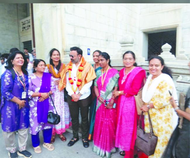 ಸರ್ಕಾರಿ ಮಹಿಳಾ ನೌಕರರಿಂದ ಸಚಿವ ಸಂತೋಷ್ ಲಾಡ್ ಇವರಿಗೆ ಅಭಿನಂದನೆ