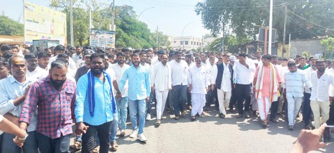 ಸುಳ್ಳು ಪ್ರಕರಣ ದಾಖಲಿಸಿರುವುದನ್ನು ಖಂಡಿಸಿ ಅಭಾಜಿ ಅಭಿಮಾನಿ ಬಳಗದಿಂದ ಬೃಹತ್ತ ಪ್ರತಿಭಟನೆ