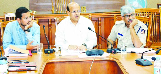 ಲೋಕದರ್ಶನ ವರದಿರಸ್ತೆ ಕಾಮಗಾರಿಗಳ ಕೆಲಸ ಗುಣಾತ್ಮಕವಾಗಿರಲಿ- ಜಿಲ್ಲಾಧಿಕಾರಿ ಡಾ. ಸುರೇಶ ಬಿ. ಇಟ್ನಾಳ 