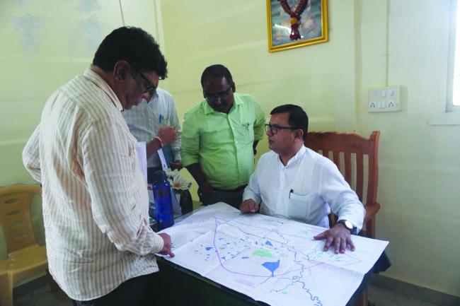 ತಾಲೂಕಿನಾದ್ಯಂತ ಸುರಿದ ಜಿಟಿಜಿಟಿ ಮಳೆಗೆ ಬಹುತೇಕ ರಸ್ತೆಗಳು ಹಾಳಾಗಿದ್ದು, ಹಲವೆಡೆ ಅಪಾಯ ಆಹ್ವಾನಿಸುವಂತಿವೆ.