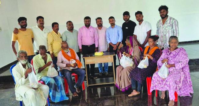 ಹುಟ್ಟು ಹಬ್ಬದ ಅಂಗವಾಗಿ ಅಭಿಮಾನಿ ಬಳಗದಿಂದ ಬ್ರೆಡ್ಡು, ಹಣ್ಣು, ಸಿಹಿ ಹಂಚಲಾಯಿತು. 