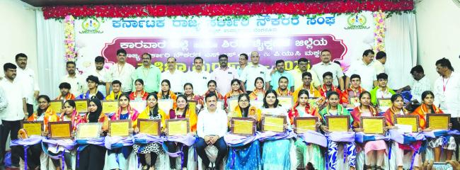 ಲೋಕದರ್ಶನ ವರದಿರಾಜ್ಯ ಸರಕಾರಿ ನೌಕರರಿಗೆ ಕೇಂದ್ರ ಮಾದರಿ ವೇತನ : ಸಿ.ಎಸ್ ಷಡಾಕ್ಷರಿ 