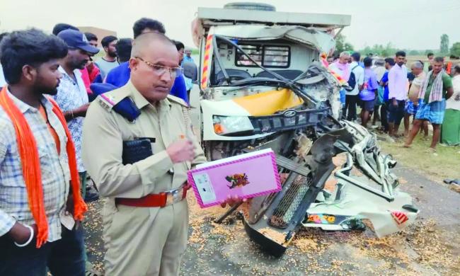 ಭೀಕರ ರಸ್ತೆ ಅಪಘಾತ: ನಿಂತಿದ್ದ ಟ್ಯಾಕ್ಟರ್‌ನ ಟೈಲರ್‌ಗೆ ಟಾಟಾ ಎಸಿ ವಾಹನ ಡಿಕ್ಕಿ, ಮೂವರು ಸಾವು.  