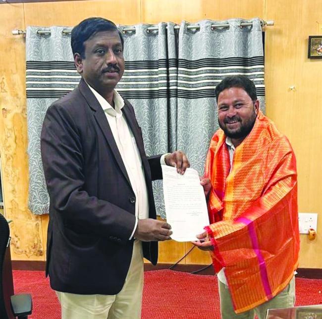 ಸಮಾಜ ಸೇವೆಗೆ ಅಭಿನಂದನಾ ಪತ್ರ ವಿತರಣೆ :ಅಬ್ದುಲಖಾದರ ಹಜರೇಸಾಬ 