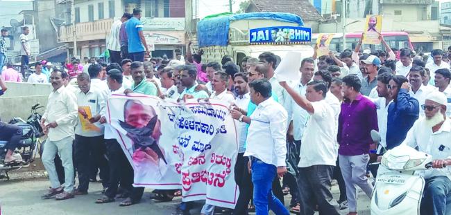  ರಮೇಶ ಕತ್ತಿ ಬಂಧನಕ್ಕೆ ಆಗ್ರಹಿಸಿ ಬೀದಿಗಿಳಿದ ವಾಲ್ಮೀಕಿ ಸಮುದಾಯ 