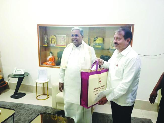  ಸಿದ್ರಾಮಯ್ಯನವರಿಗೆ ಕಿಟ್ ಉಡುಗೊರೆ 