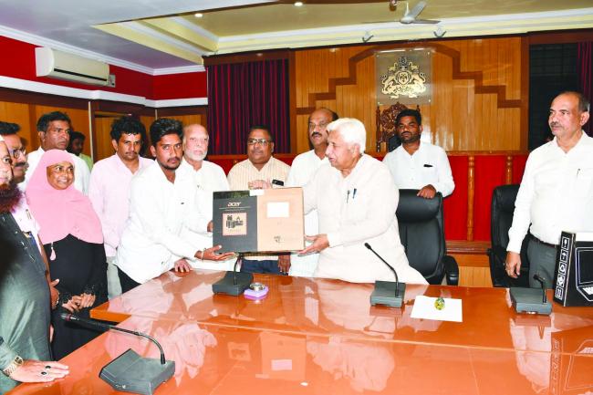 ಜಿಲ್ಲಾ ಉಸ್ತುವಾರಿ ಸಚಿವರಿಂದ ವಿದ್ಯಾರ್ಥಿಗಳಿಗೆ ಲ್ಯಾಪ್‌ಟಾಪ್  ವಿತರಣೆ 