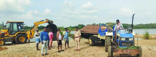 ಅಕ್ರಮ ಮರಳು ಅಡ್ಡೆ ಮೇಲೆ ದಾಳಿಖಣಛ ಗಣಿ ಇಲಾಖೆಯಿಂದ 1.80 ಲಕ್ಷದ ತೆಪ್ಪ ವಶ ಚಿಕ್ಕ ಕುರುವತ್ತಿ ಗ್ರಾಮದ ನದಿ ಪಾತ್ರದಲ್ಲಿ ಅಕ್ರಮ ಮರಳು ಸಂಗ್ರಹ : ದೀಡೀರ್ ದಾಳಿ ಅಪಾರ ಮೌಲ್ಯ ವಸ್ತುಗಳ  ವಶ.