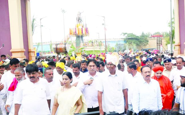  ರಾಣಿ ಚನ್ನಮ್ಮನ ಆದರ್ಶಗಳನ್ನು ಜೀವನದಲ್ಲಿ ರೂಡಿಸಿಕೊಳ್ಳಿ: ಸಚಿವ ಸತೀಶ ಜಾರಕಿಹೊಳಿ  