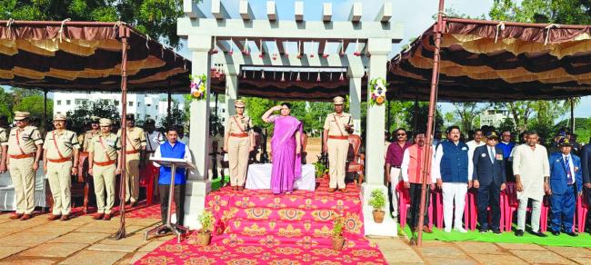 ದೇಶದ ರಕ್ಷಣೆಯಲ್ಲಿ ಪೊಲೀಸರ ಸೇವೆ ಅವಿಸ್ಮರಣೀಯ: ಜಿಲ್ಲಾಧಿಕಾರಿ ಕವಿತಾ.ಎಸ್‌.ಮನ್ನಿಕೇರಿ