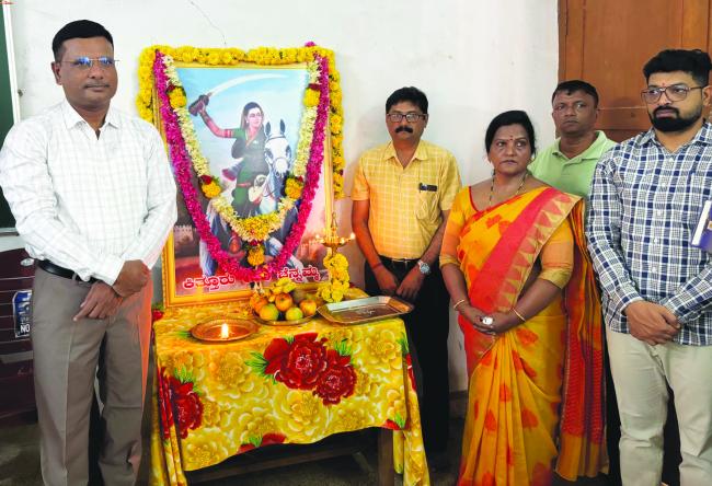  ಕಿತ್ತೂರು ರಾಣಿ ಚೆನ್ನಮ್ಮ ಸ್ವಾಭಿಮಾನದ ಪ್ರತೀಕ: ಅಪರ ಜಿಲ್ಲಾಧಿಕಾರಿ  