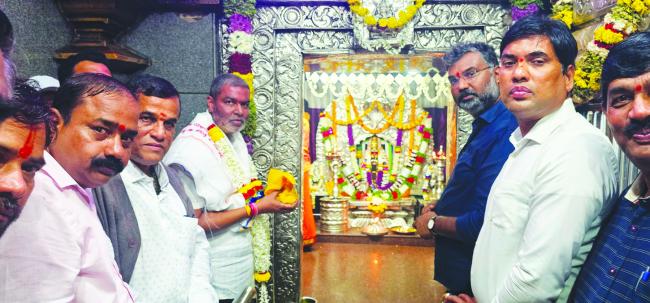  ಯಲ್ಲಮ್ಮನಗುಡ್ಡಕ್ಕೆ ಶಾಸಕ ಬಾಲಚಂದ್ರ ಜಾರಕಿಹೊಳಿ ಭೇಟಿ: ವಿಶೇಷ ಪೂಜೆ 