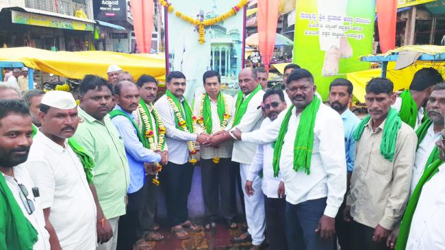 ಸಕ್ಕರೆ ಕಾರಖಾನೆ ಸಿಬ್ಬಂದಿ, ಕರ್ನಾಟಕ ರಾಜ್ಯ ರೈತ ಸಂಘದವರಿಗೆ ಸತ್ಕಾರ