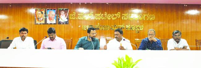 ಜಿಲ್ಲಾ ಗ್ಯಾರಂಟಿ ಯೋಜನೆಗಳ ಪ್ರಗತಿ ಪರೀಶೀಲನಾ ಸಭೆ 