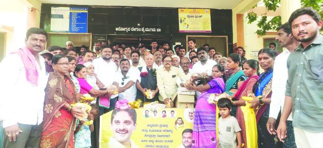 ಆರೋಗ್ಯ ಕೇಂದ್ರದ ಬಾಣಂತಿ ಮತ್ತು ರೋಗಿಗಳಿಗೆ ಬ್ರೇಡ್ ಹಣ್ಣು ಹಾಲು ವಿತರಣೆ 