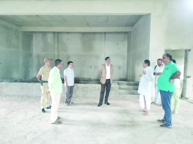 ಡಾ. ಮಹದೇವ ಬಣಕಾರ ಸಾಂಸ್ಕೃತಿಕ ಭವನ ಕಾಮಗಾರಿ ಪರೀಶೀಲಿಸಿದ ಡಿಸಿ  