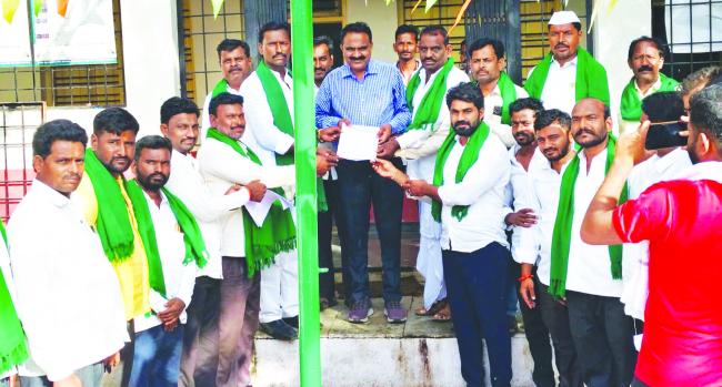 ಕಬ್ಬಿನ ದರ ನಿಗದಿ ನಂತರ ಕಾರ್ಖಾನೆ ಆರಂಭಿಸಲು ರೈತರ ಆಗ್ರಹ   