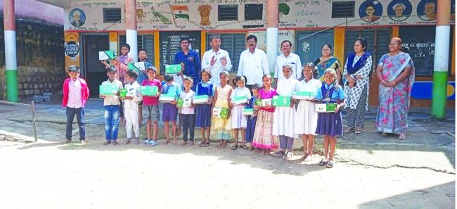 ನಗರದ ಜಿ.ಜಿ.ಎಮ್‌.ಎಸ್ ಶಾಲೆಯ ವಿದ್ಯಾರ್ಥಿಗಳಿಗೆ ಶೂ ಮತ್ತು ಸಾಕ್ಸ್‌ ವಿತರಣೆ 