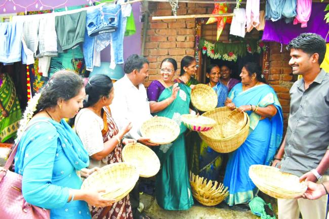 ಮಹಿಳಾ ಅಭಿವೃದ್ಧಿ ನಿಗಮದ ಅಧ್ಯಕ್ಷೆ ಪದ್ಮಾವತಿ ಯಲ್ಲಮ್ಮ ಗುಡ್ಡಕ್ಕೆ ಭೇಟಿ: ವಾಣಿಜ್ಯ ಮಳಿಗೆ ಪರೀಶೀಲನೆ 
