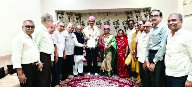 ಬಾಬುಲಾಲ್ ಜೈನ್‌ರನ್ನು ಸೌಹಾರ್ದಯುತ ಭೇಟಿಯಾದ ಸಂಸದ ದಂಪತಿಗಳು   